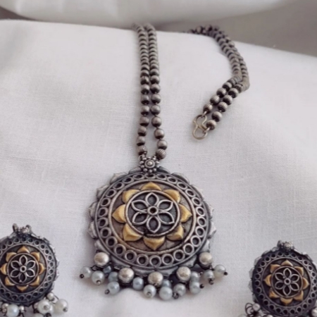 Necklaces & Pendants